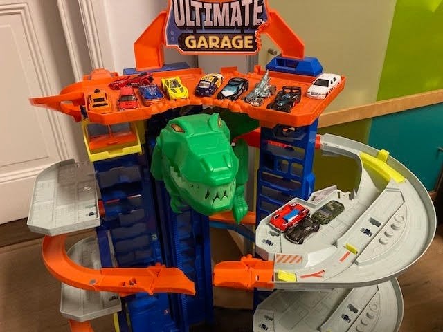 Hot Wheels parkeergarage met T-Rex en 13 autootjes en doos, Ophalen, Gebruikt, Onderdelen, Hot Wheels