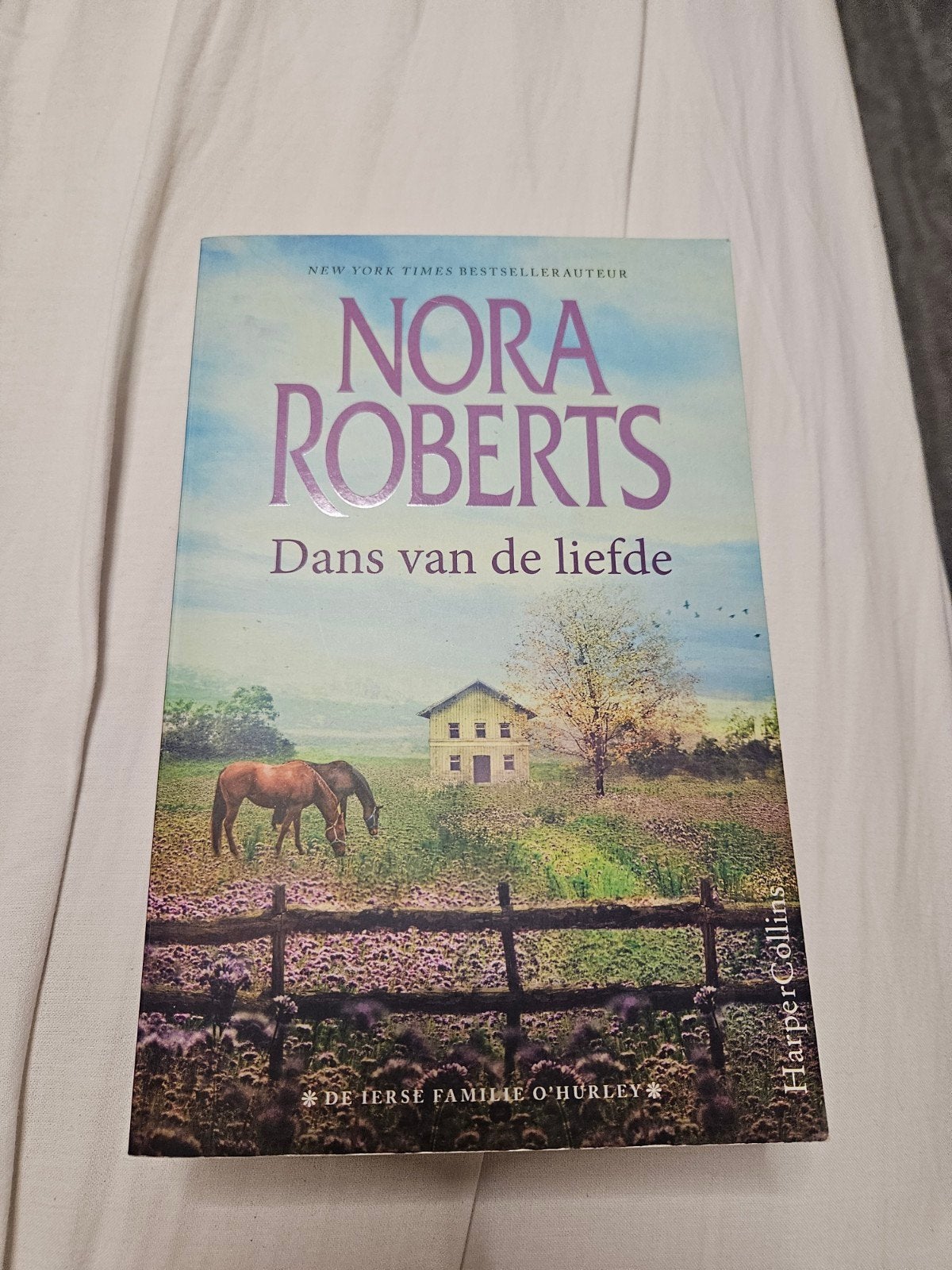 Nora Roberts -Dans van de liefde (De Ierse familie O'Hurley), Ophalen of Verzenden, Zo goed als nieuw, Nora Roberts