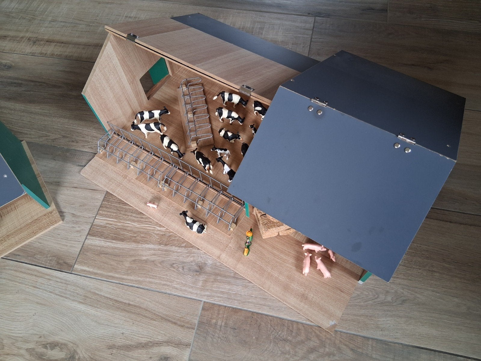 Kids Globe Landbouwschuur en Veestal 1:32 met accessoires, Ophalen, Gebruikt, Jongen of Meisje