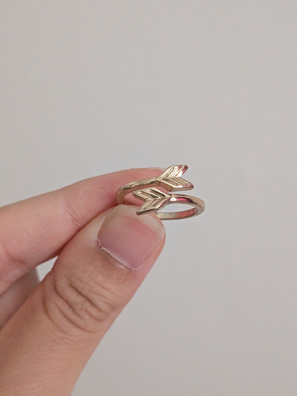 Gouden ring met pijlpunt design, Sieraden, Tassen en Uiterlijk, Ringen, Overige materialen, Ophalen of Verzenden, Dame of Heer