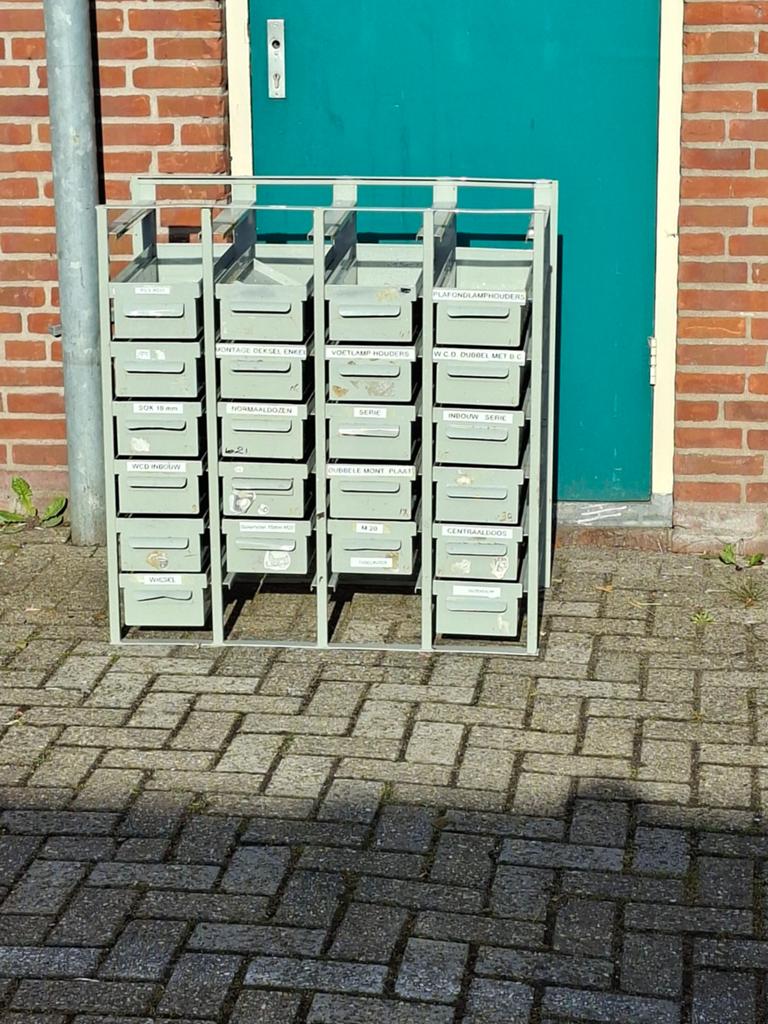 Metalen opbergkast met lades - beetje roest, 4 bakjes missen, Ophalen of Verzenden