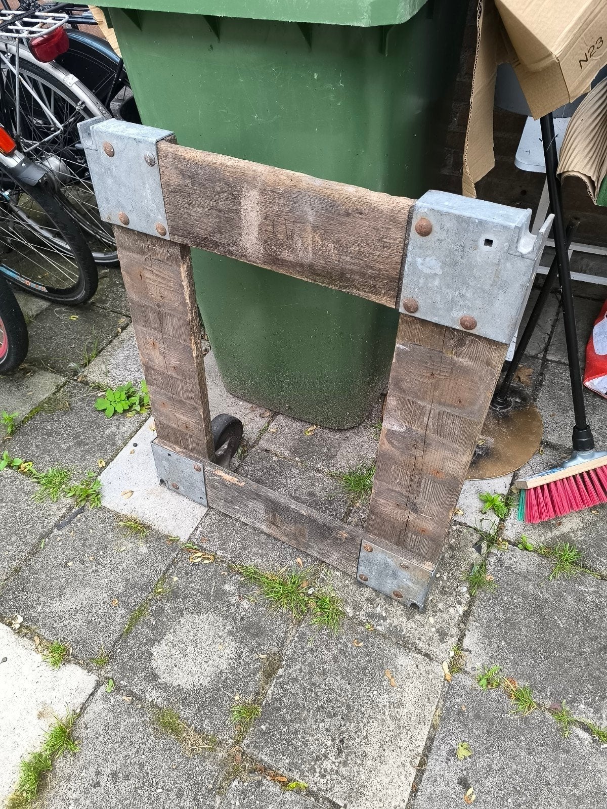 GRATIS Houten verrijdbaar onderstel met metalen hoeken, Ophalen, Gebruikt