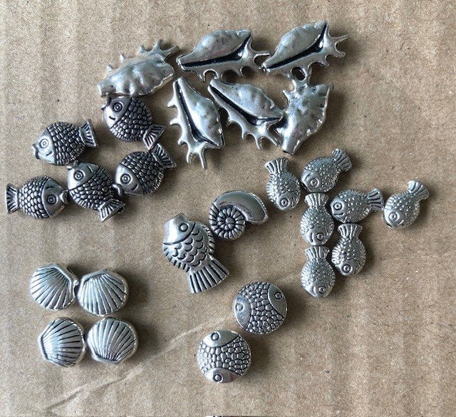 2x25 zilverkleurige metalen kralen mix schelp en vis, Ophalen of Verzenden, Kraal