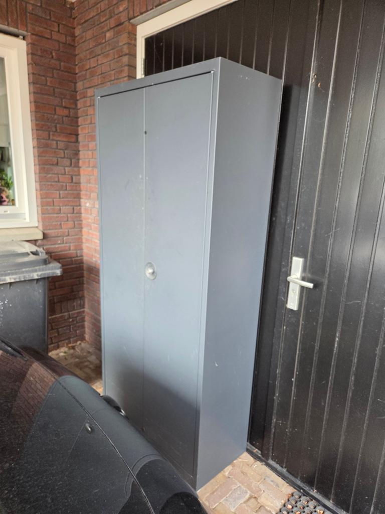 Gratis ophalen in Delden Grote metalen kast met legplanken, Ophalen of Verzenden, Gebruikt