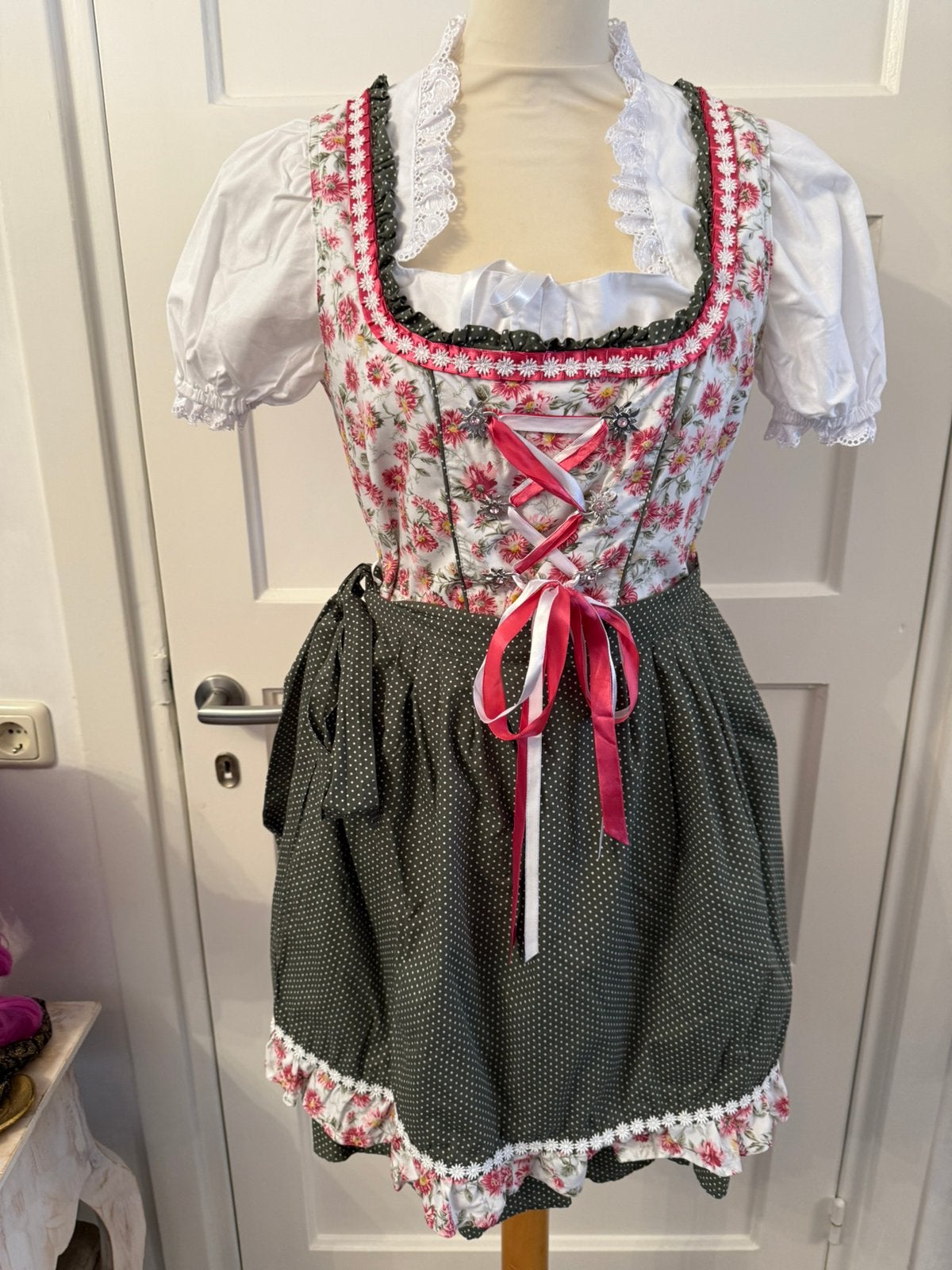Tiroler dirndl maat 40 van Landhaus dreams met short, Ophalen of Verzenden, Zo goed als nieuw, Maat 38/40 (M), Carnaval