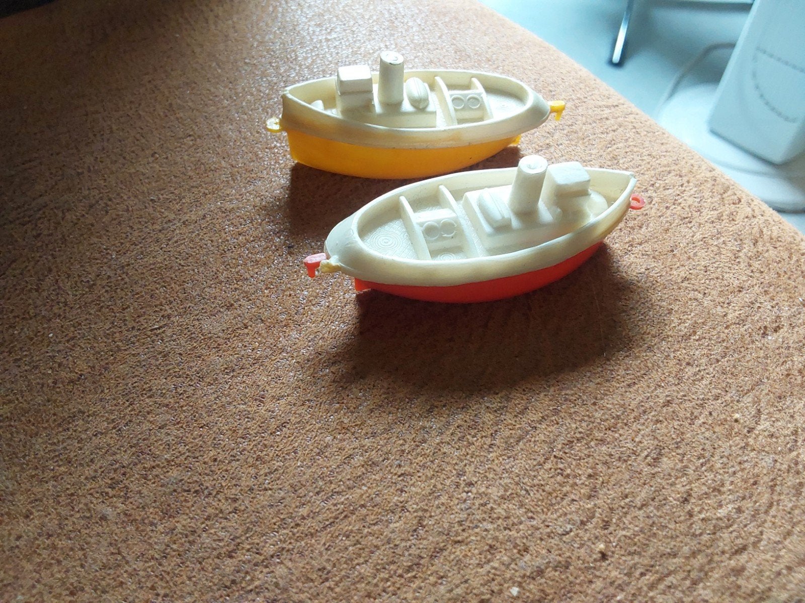2 miniatuur plastic bootjes, Ophalen of Verzenden