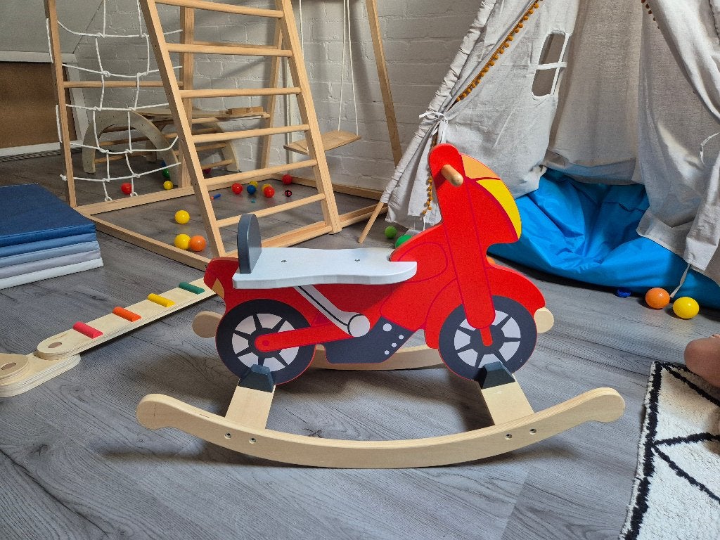 Houten hobbel motor goki, Ophalen, Zo goed als nieuw