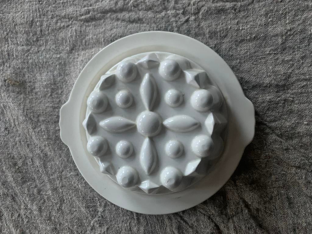Antieke puddingvorm met onderbord - Wit keramiek, Huis en Inrichting, Ophalen of Verzenden, Zo goed als nieuw