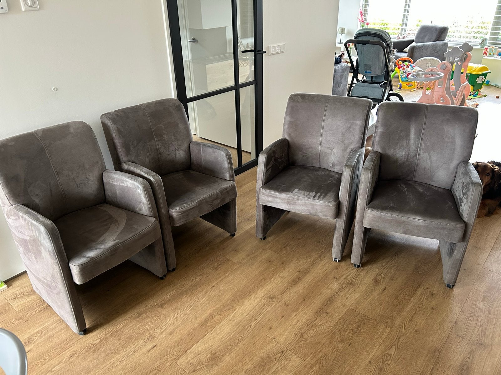 4x Grijze eetkamerstoelen met armleuning, Huis en Inrichting, Stoelen, Ophalen, Zo goed als nieuw, Vier, Stof