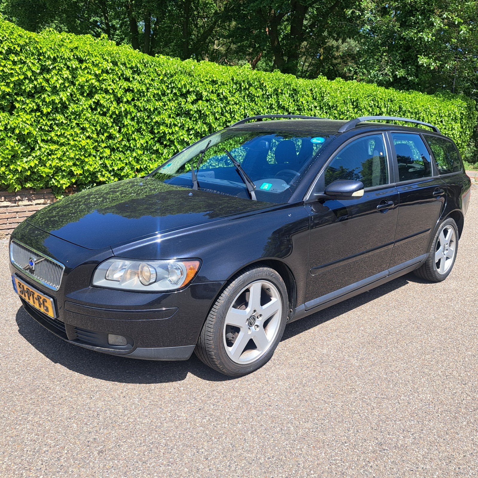 Volvo V50 2.4 140PK 2004 Zwart, Auto's, Volvo, Trekhaak, 700 kg, Zwart, Origineel Nederlands