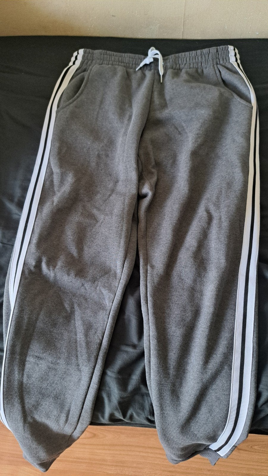 Grijze joggingbroek met witte strepen, Ophalen