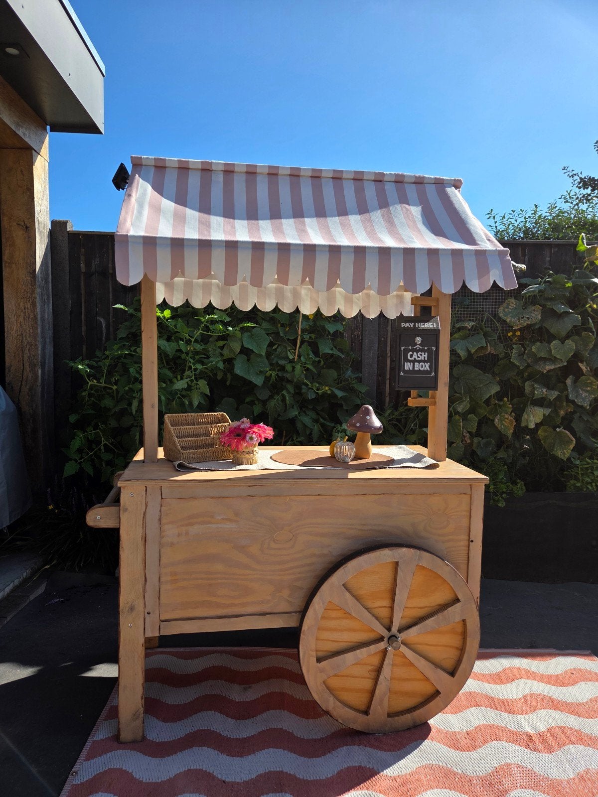 Handgemaakte houten marktkraam met luifel, Ophalen