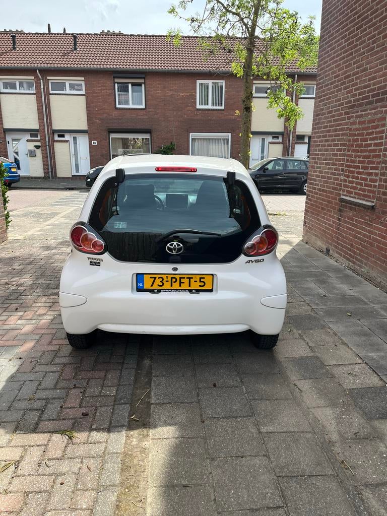 Toyota Aygo 1.0 12V Vvt-i 5DRS 2011 Wit, Voorwielaandrijving, 4 stoelen, Origineel Nederlands, Handgeschakeld