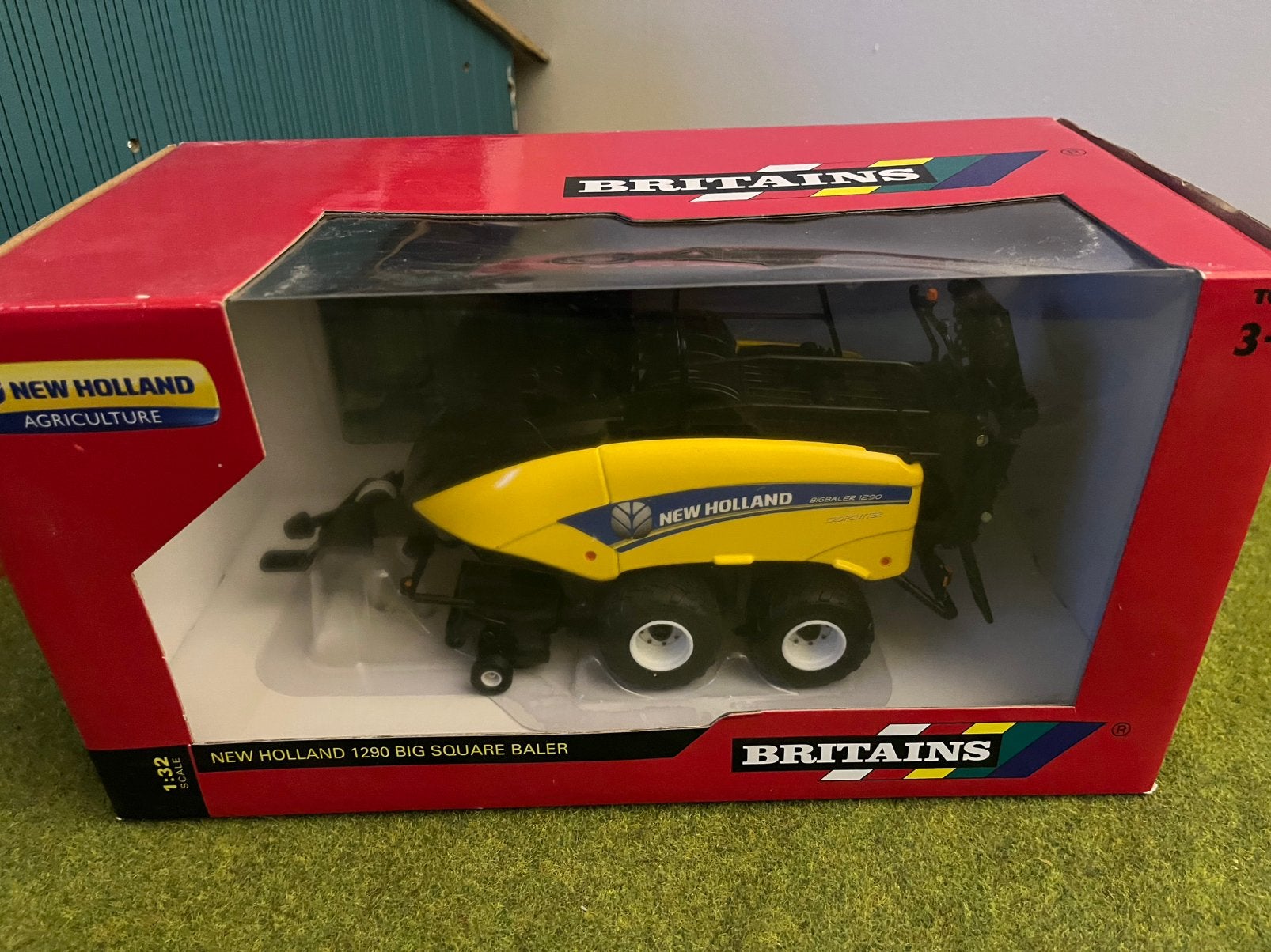 New holland 1290 grote balenpers britains 1:32, Hobby en Vrije tijd, Modelauto's | 1:32, Ophalen of Verzenden, Nieuw, Tractor of Landbouw