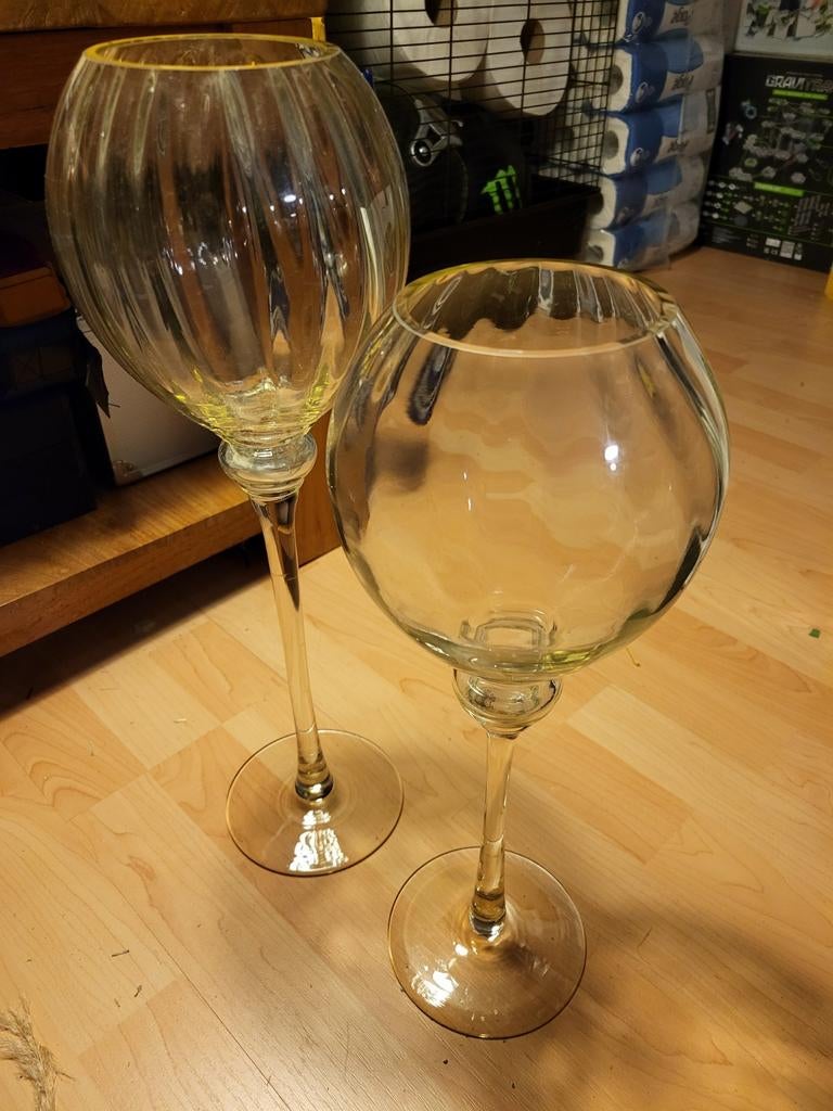 2 Mooie Glazen Bollen op Voet - Decoratief en Veelzijdig, Antiek en Kunst, Antiek | Glas en Kristal, Ophalen of Verzenden
