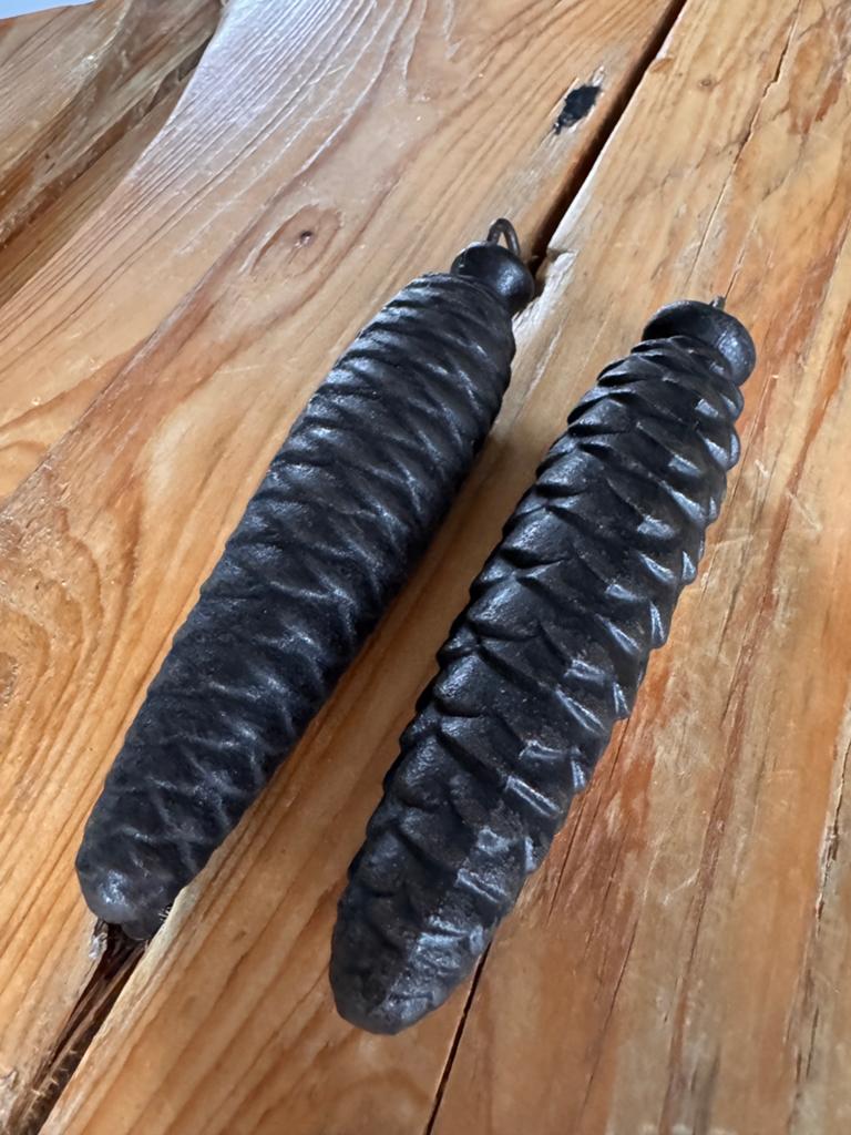 2 Klokgewichten dennenappelvorm voor koekoeksklok (500g & 43, Antiek en Kunst, Antiek | Klokken, Ophalen of Verzenden