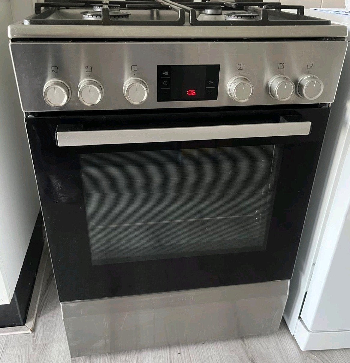 Fornuis/ elektrisch oven (hetelucht), Witgoed en Apparatuur, Fornuizen, Ophalen, Hete lucht, 4 kookzones, Zo goed als nieuw