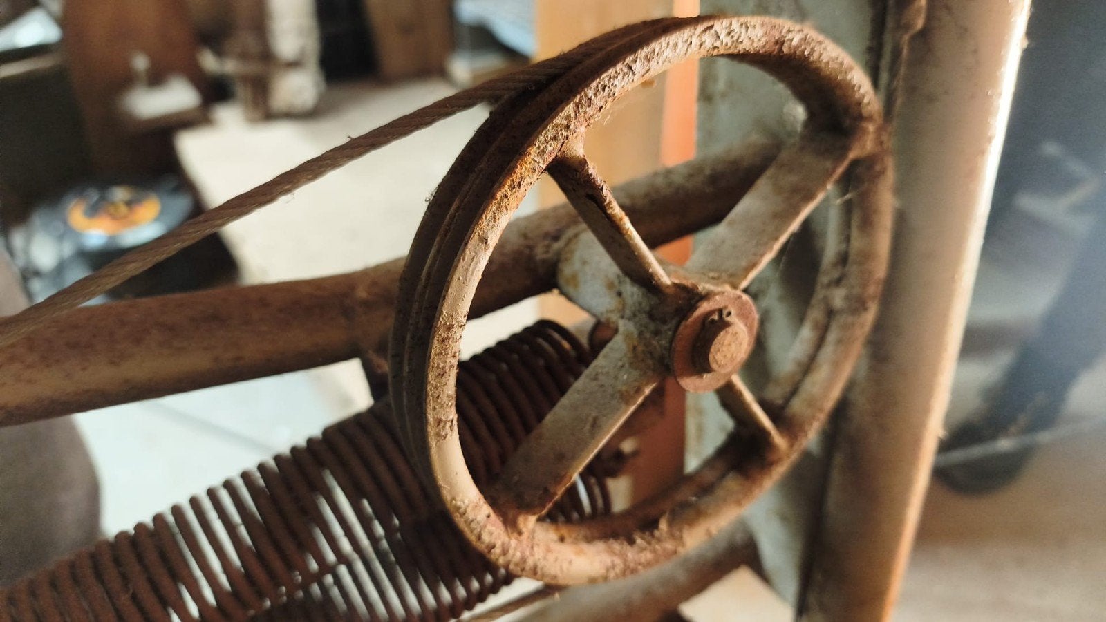 Oude metalen constructie met katrollen en veren, Ophalen