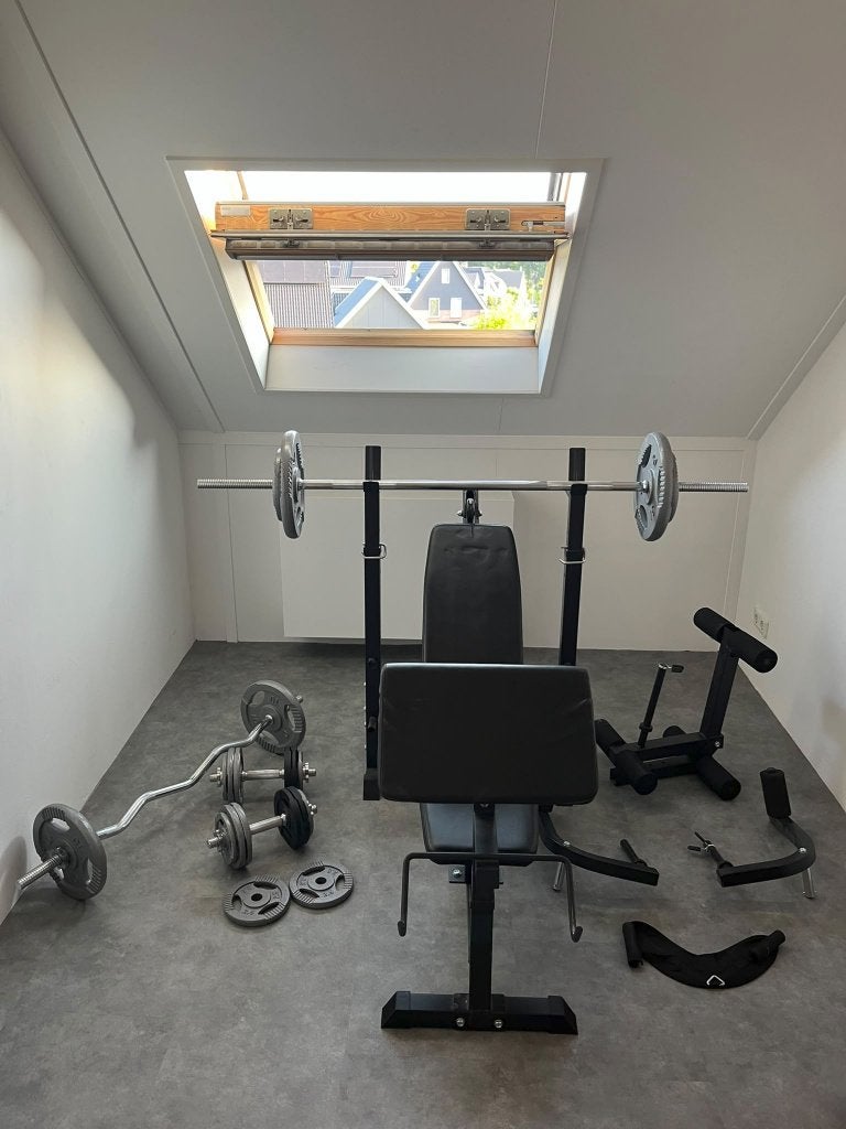 Gorilla Sports universele halterbank met complete halterset, Sport en Fitness, Fitnessapparatuur, Ophalen, Benen, Gebruikt, Krachtstation