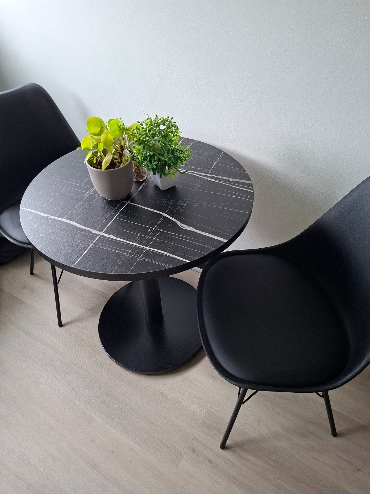 Moderne ronde eettafel met 2 zwarte stoelen, Huis en Inrichting, Tafels | Eettafels, Ophalen, 50 tot 100 cm, Rond, Tot twee personen