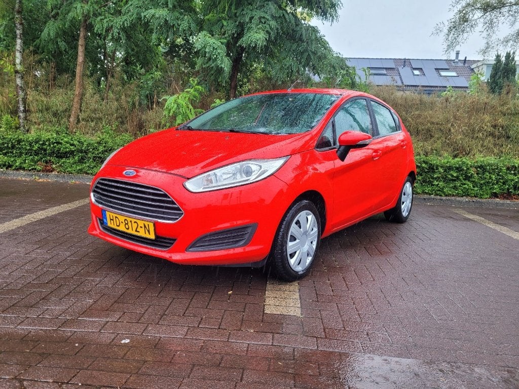 Ford Fiësta 1.0 59KW/80PK 5D 2015 Rood, Auto's, Voorwielaandrijving, 40 €/maand, 525 kg, Leder en Stof
