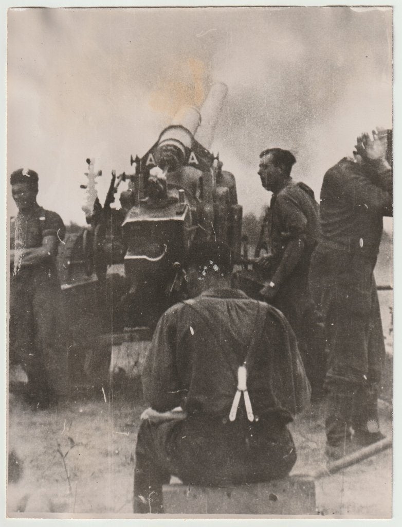 Persfoto 47 - Artillerie in actie 1941, Ophalen of Verzenden, Landmacht, Duitsland, Foto of Poster