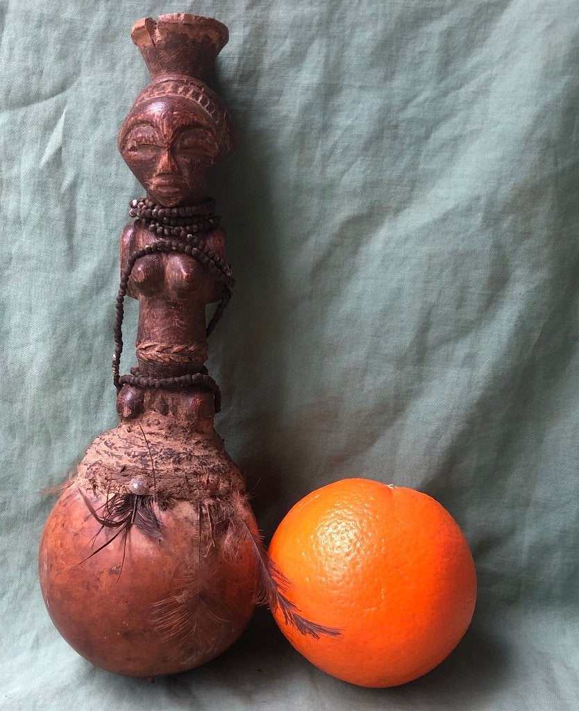 Kalebas met Luba figuur Afrika fetish D R Congo - Kabwelulu, Antiek en Kunst, Gesneden, Afrika, Ophalen of Verzenden, Ritueel object