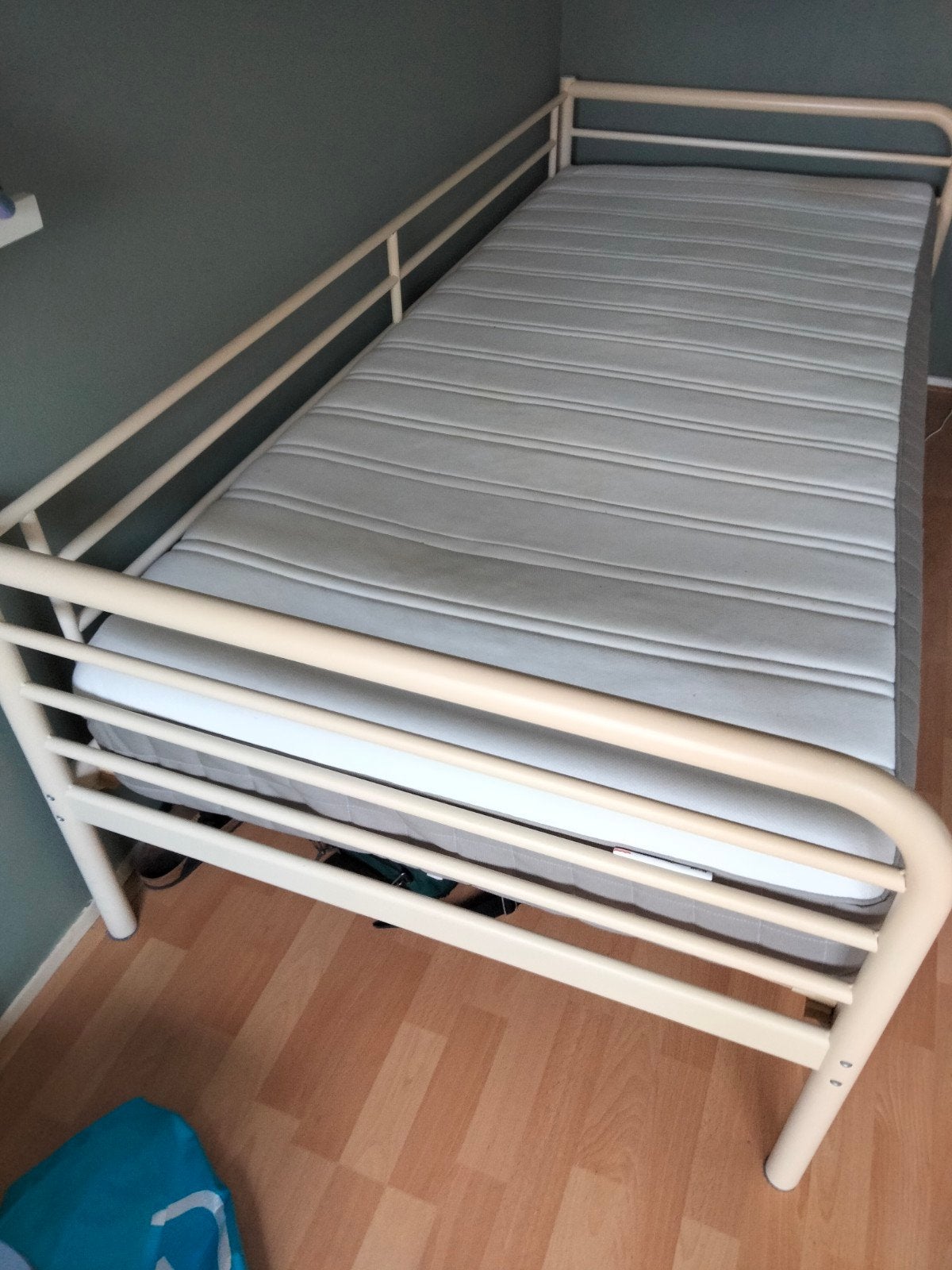 Eenpersoonsbed met lattenbodem en matras, Ophalen, Gebruikt, Eenpersoons, Crème
