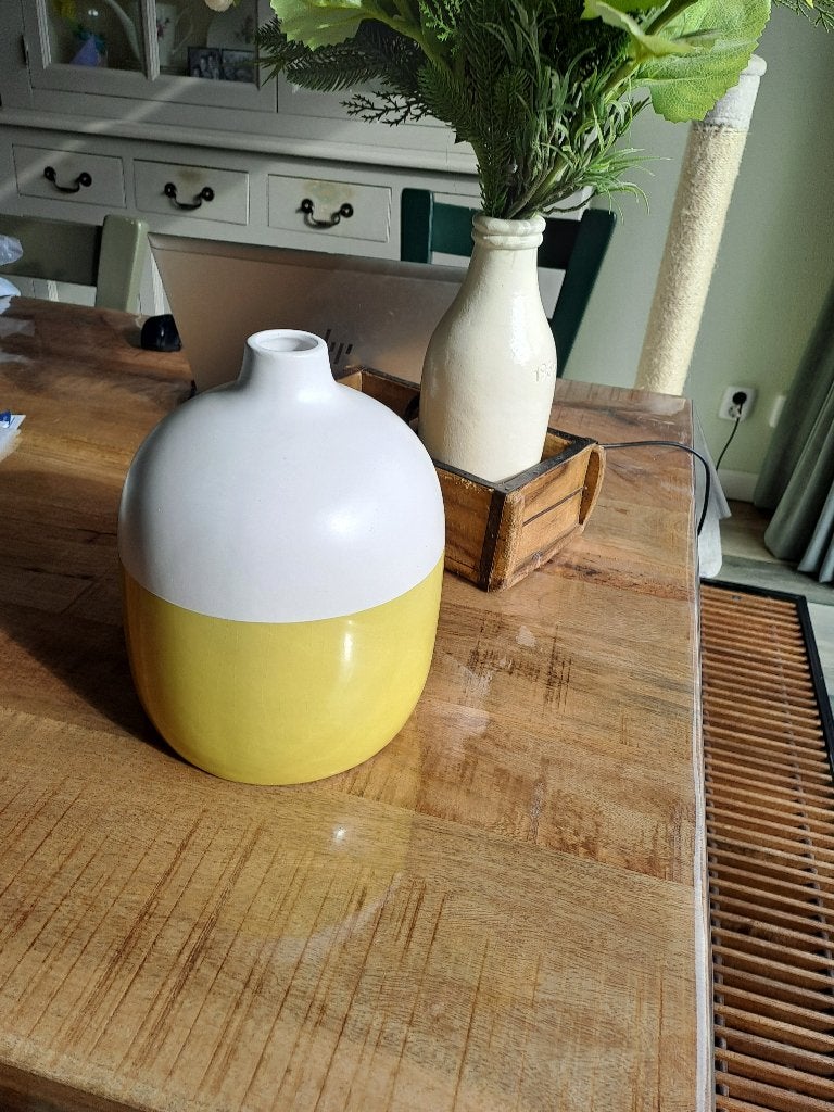 VT Wonen Multi Color Porseleinen Vaas in Wit / Mostert ZGAN, Handgemaakt, Wit, 25 cm, Natuurlijk materiaal