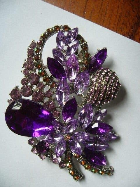 MOOIE GROTE VINTAGE BROCHE MET O.A. PAARS EN LILA, Sieraden, Tassen en Uiterlijk, Antieke sieraden, Verzenden, Overige materialen