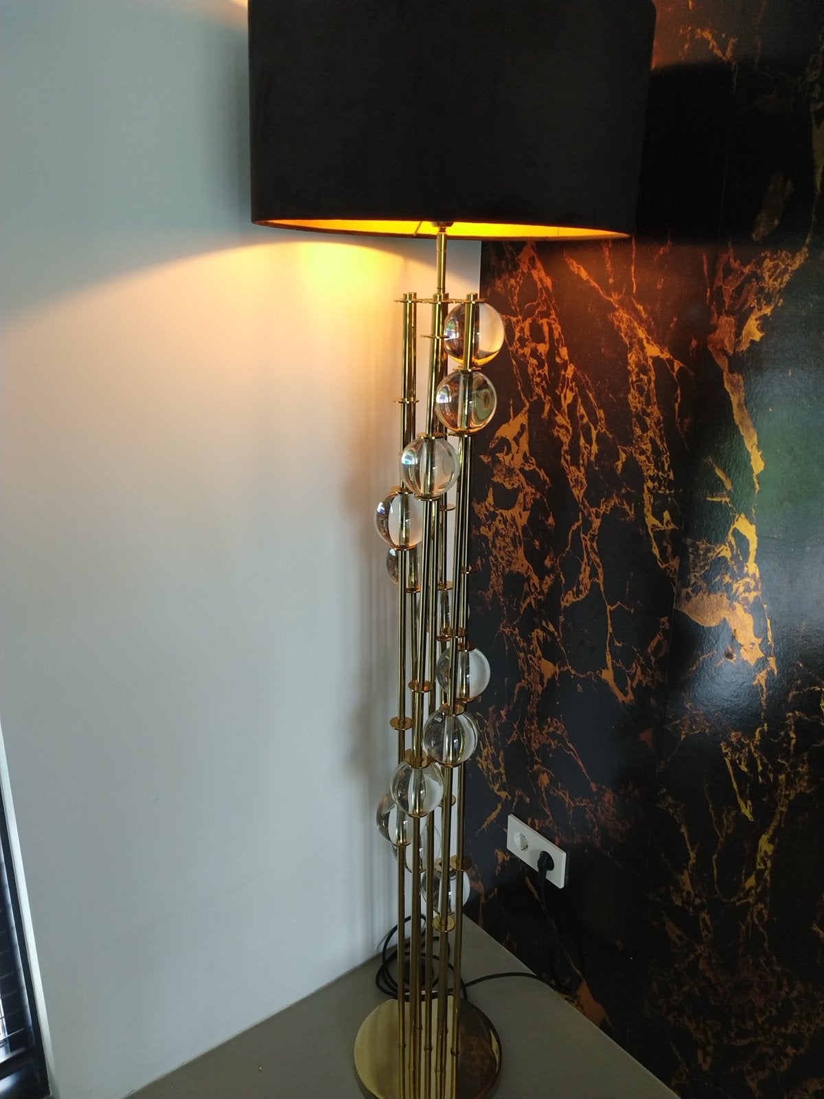 Eicholtz gouden vloerlamp met glazen bollen en zwarte kap, Ophalen, Zo goed als nieuw, Glas, 150 tot 200 cm