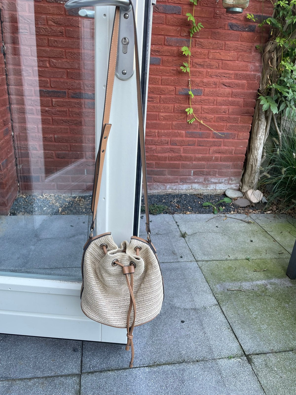Stro-look tasje met trekkoord en sluiting, Ophalen of Verzenden, Zo goed als nieuw, Beige, Schoudertasje