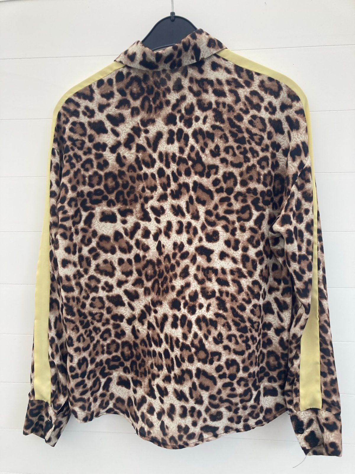 Elegante tijgerblouse met ern gele bies . Maat M, Ophalen of Verzenden, Zo goed als nieuw, Maat 38/40 (M), Meerkleurig