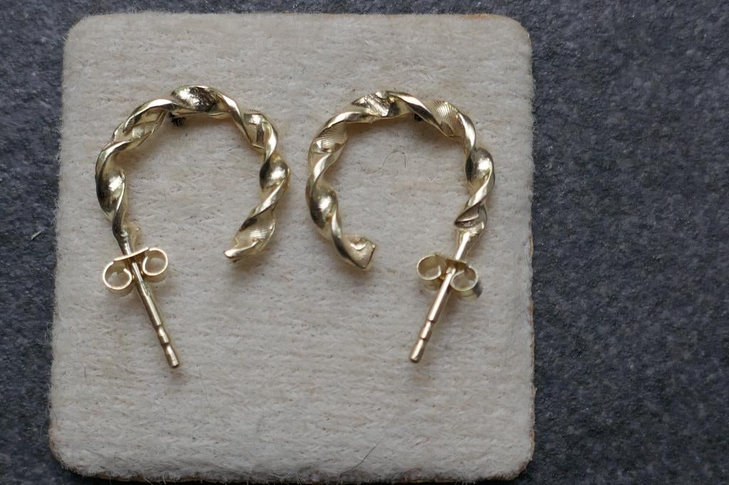 Goud vergulde Twister oorbellen, Verzenden, Nieuw, Knopjes of Stekers, Goud