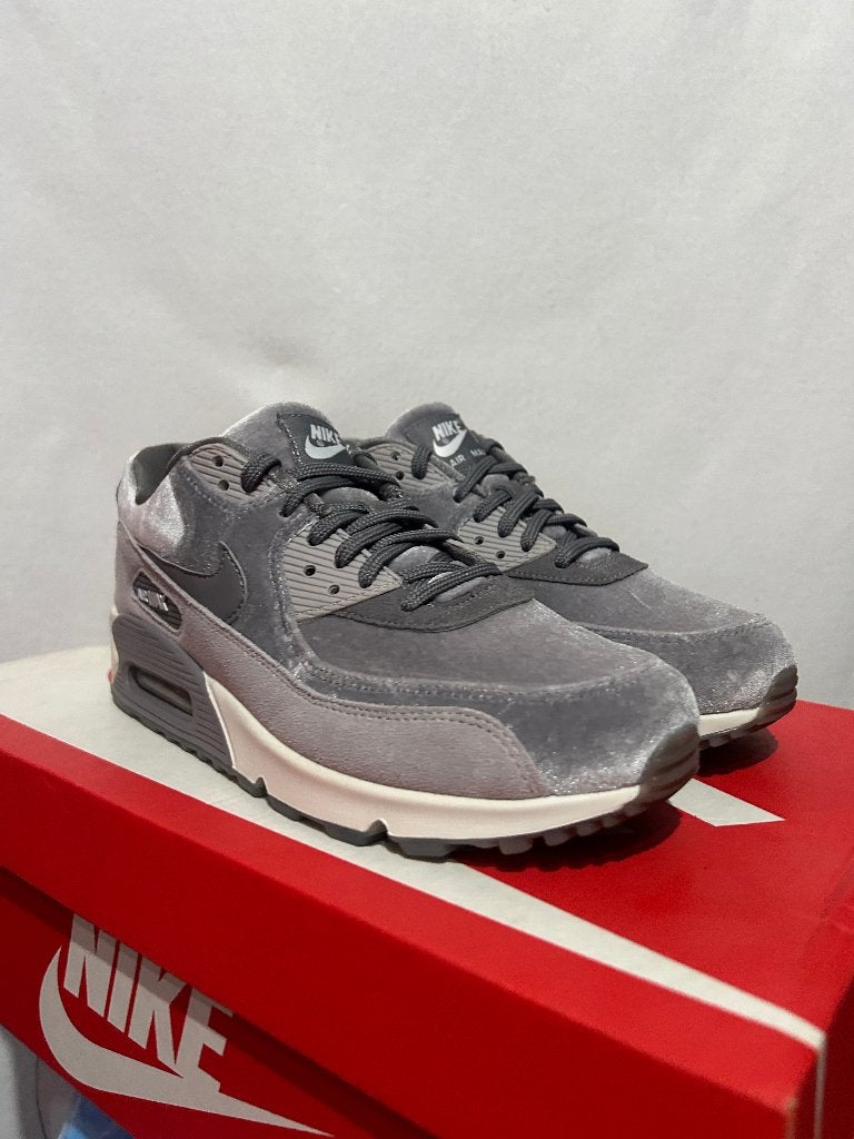 NIEUW! Maat 40 - Nike Air Max 90 Deluxe Velvet Gunsmoke, Overige kleuren, Verzenden, Nike, Nieuw