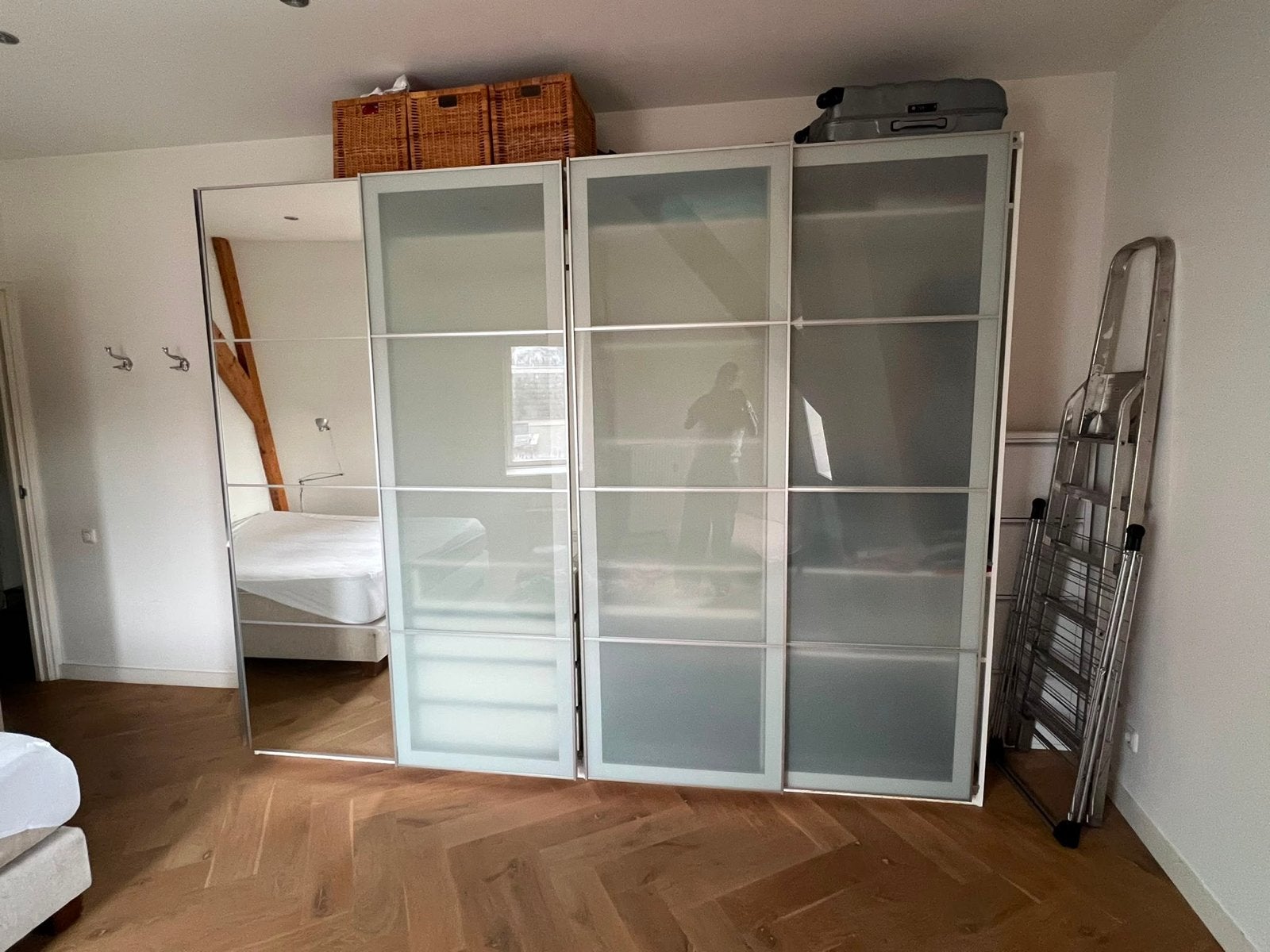 Gratis af te halen! Grote kledingkast met schuifdeuren, Ophalen, Gebruikt, 200 cm of meer, Met lade(s)