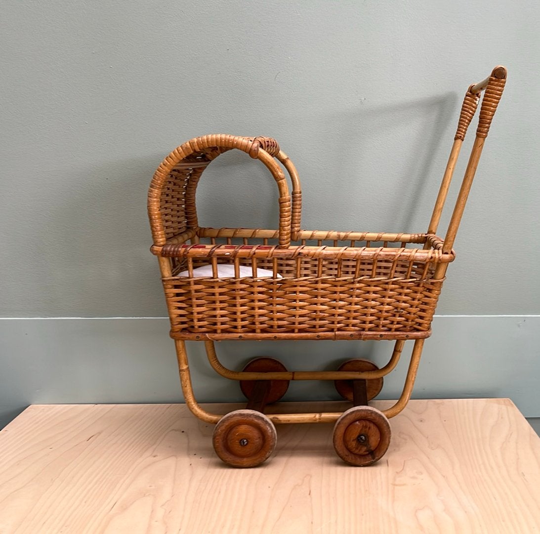 Antiek, rieten poppenwagen, Kinderen en Baby's, Speelgoed | Poppen, Ophalen, Gebruikt, Babypop