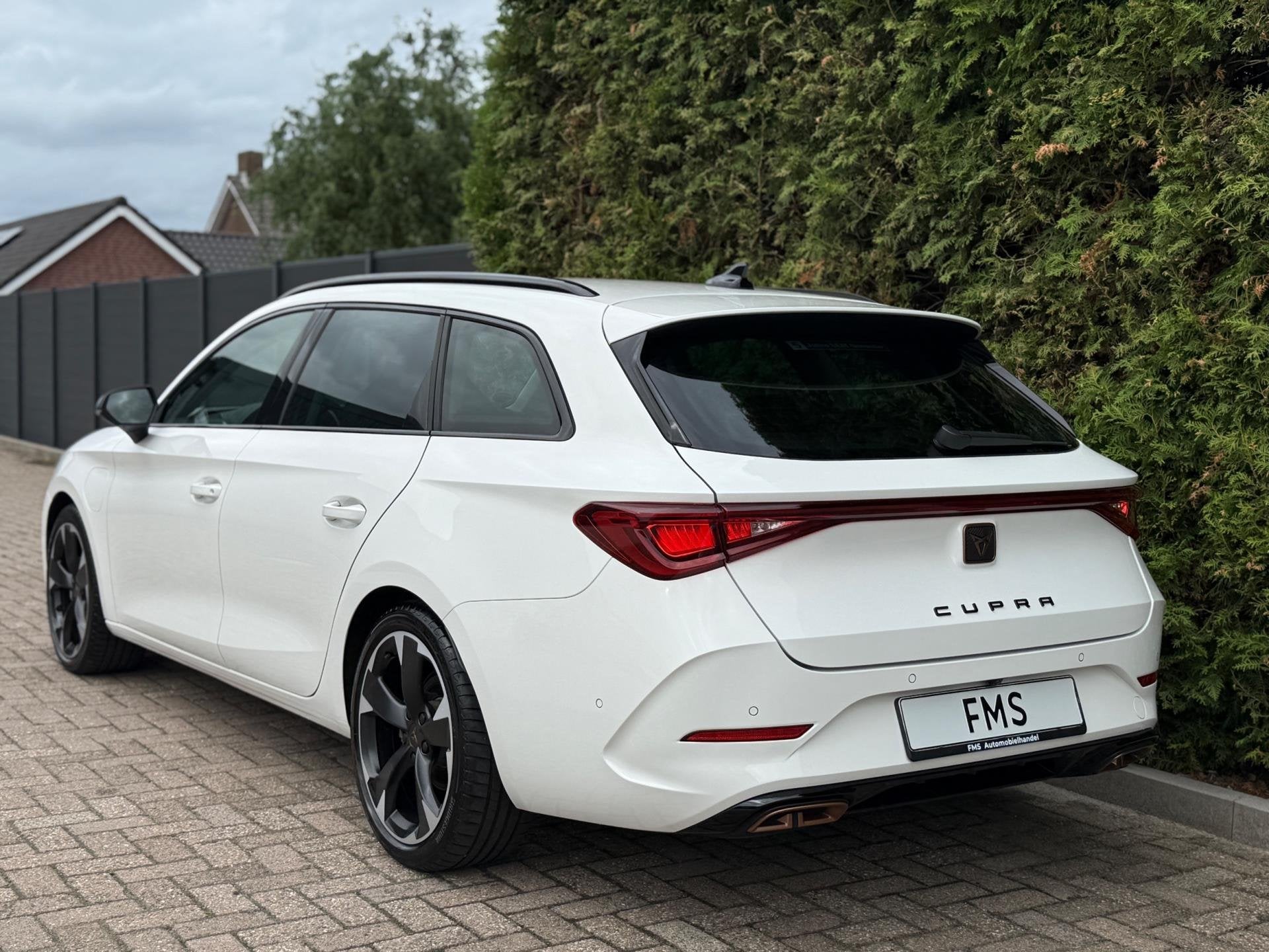 CUPRA Leon Sportstourer 1.4 e-Hybrid VZ CarPlay, Auto's, Cupra, Dealer onderhouden, 77 km/l, Gebruikt, Zwart