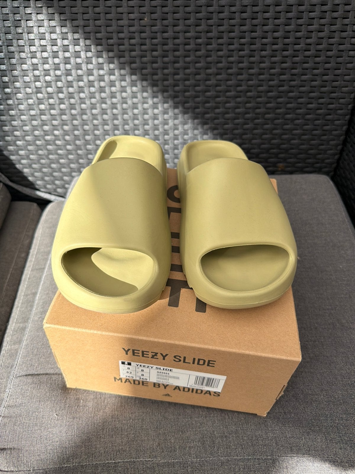 Yeezy Slide Resin - Maat 42 - Nieuw in doos, Ophalen of Verzenden, Nieuw, Overige kleuren, Slippers