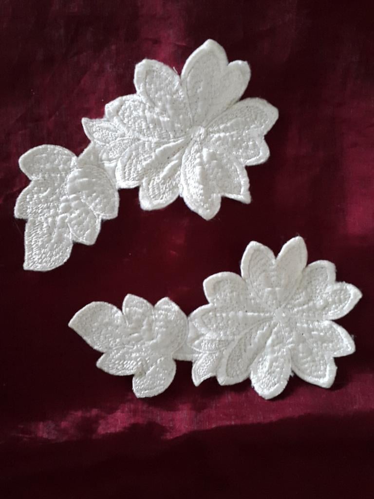 Vintage applicatie bloem, roomwit, zgan. beiden voor 4 euro., Hobby en Vrije tijd, Naaien en Fournituren, Verzenden, Zo goed als nieuw