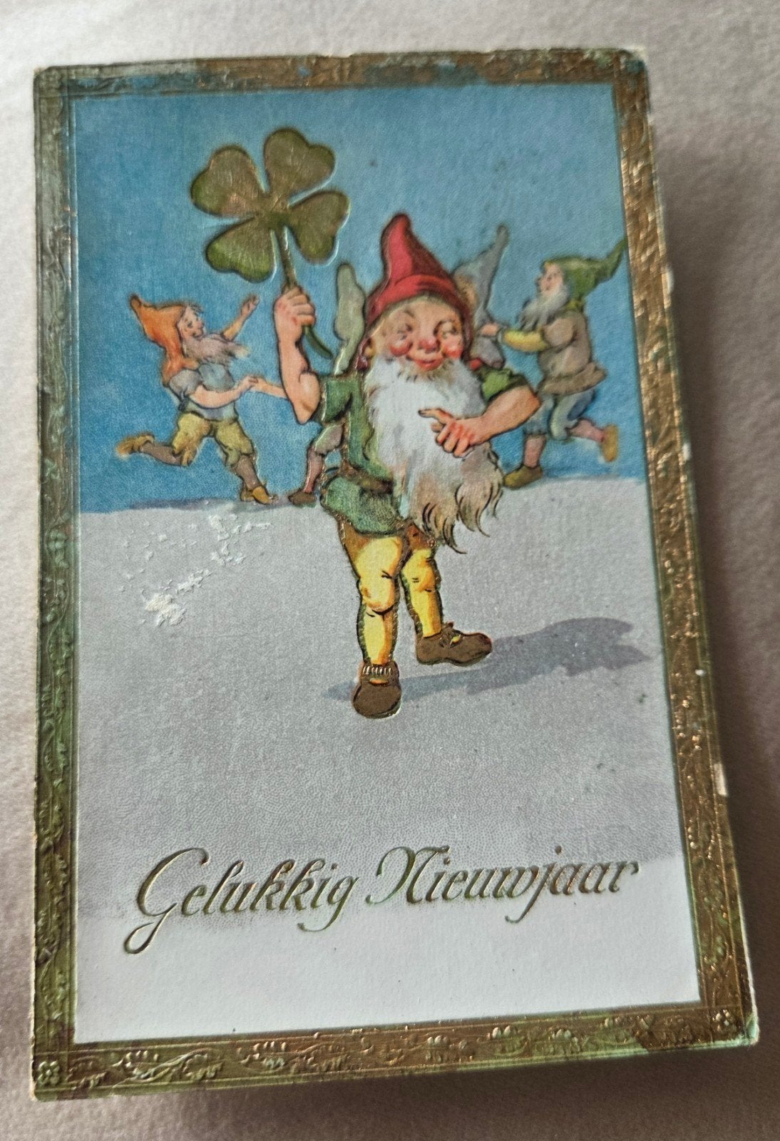 Oude Nieuwjaarskaart 1934 met kabouters en klavertje vier, Verzamelen, Verzenden, 1920 tot 1940, Gelopen, Feest(dag)