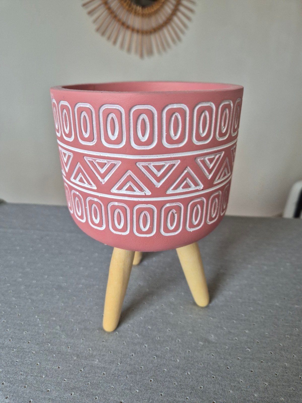 leuke roze bloempot op houten pootjes, Ophalen, Rond, Binnen, Zo goed als nieuw