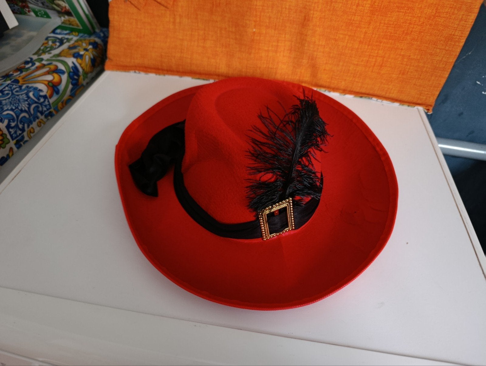 Rode cowboyhoed met veer en gesp, Maat 38/40 (M), Carnaval, Ophalen of Verzenden, Zo goed als nieuw