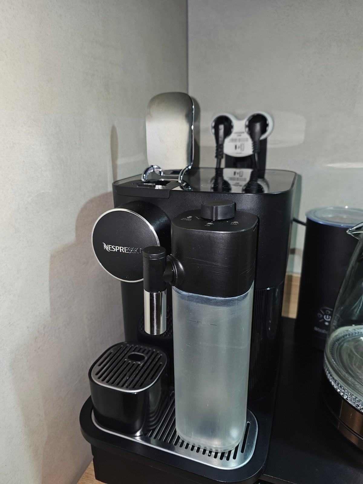 Nespresso Gran Lattissima Koffiemachine Zwart, Ophalen, Koffiepads en cups, Gebruikt, Koffiemachine