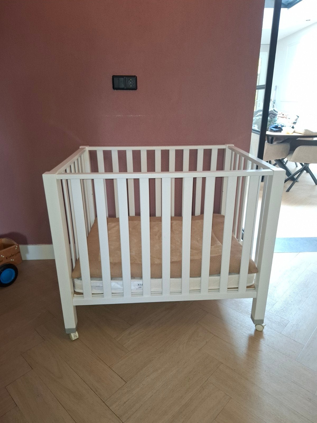 Witte box op wieltjes incl. matras, Kinderen en Baby's, Boxen, Ophalen, Gebruikt, Vierkant, Wieltjes