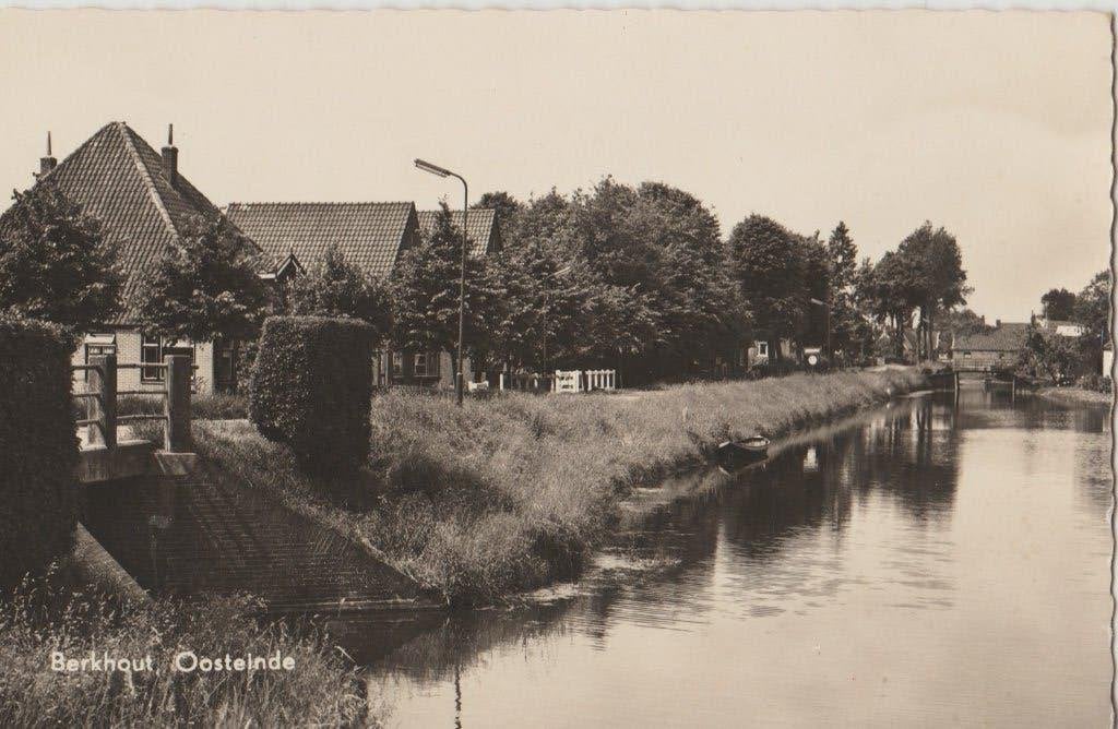 1960 berkhout oosteinde dorpsgezicht sloot, Ophalen of Verzenden, 1940 tot 1960, Ongelopen, Noord-Holland