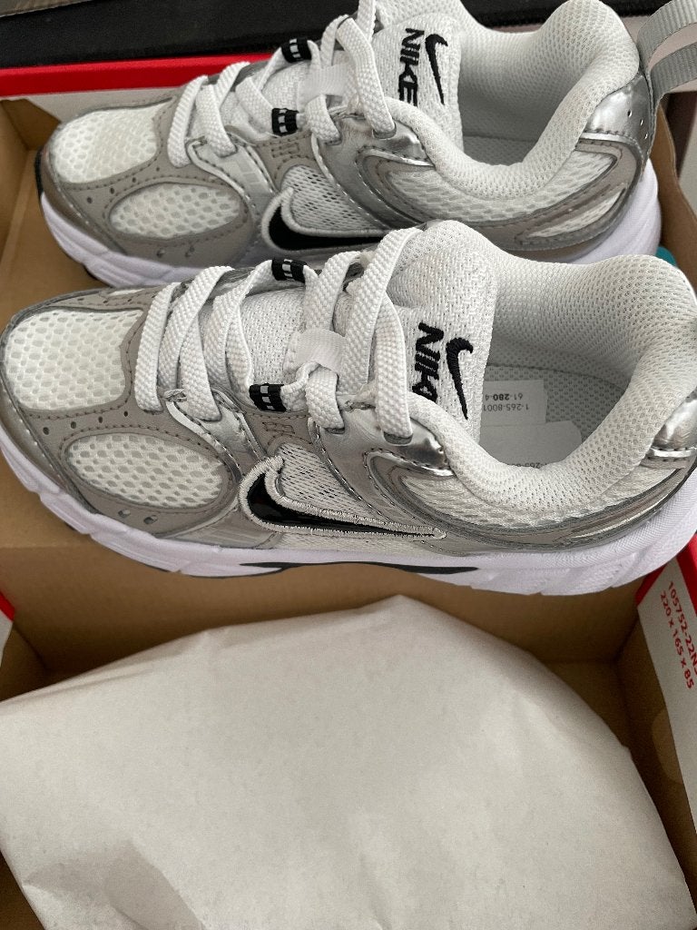 Schoenen, Nike, meisje, maat 28, Kinderen en Baby's, Ophalen, Meisje, Schoenen, Nieuw