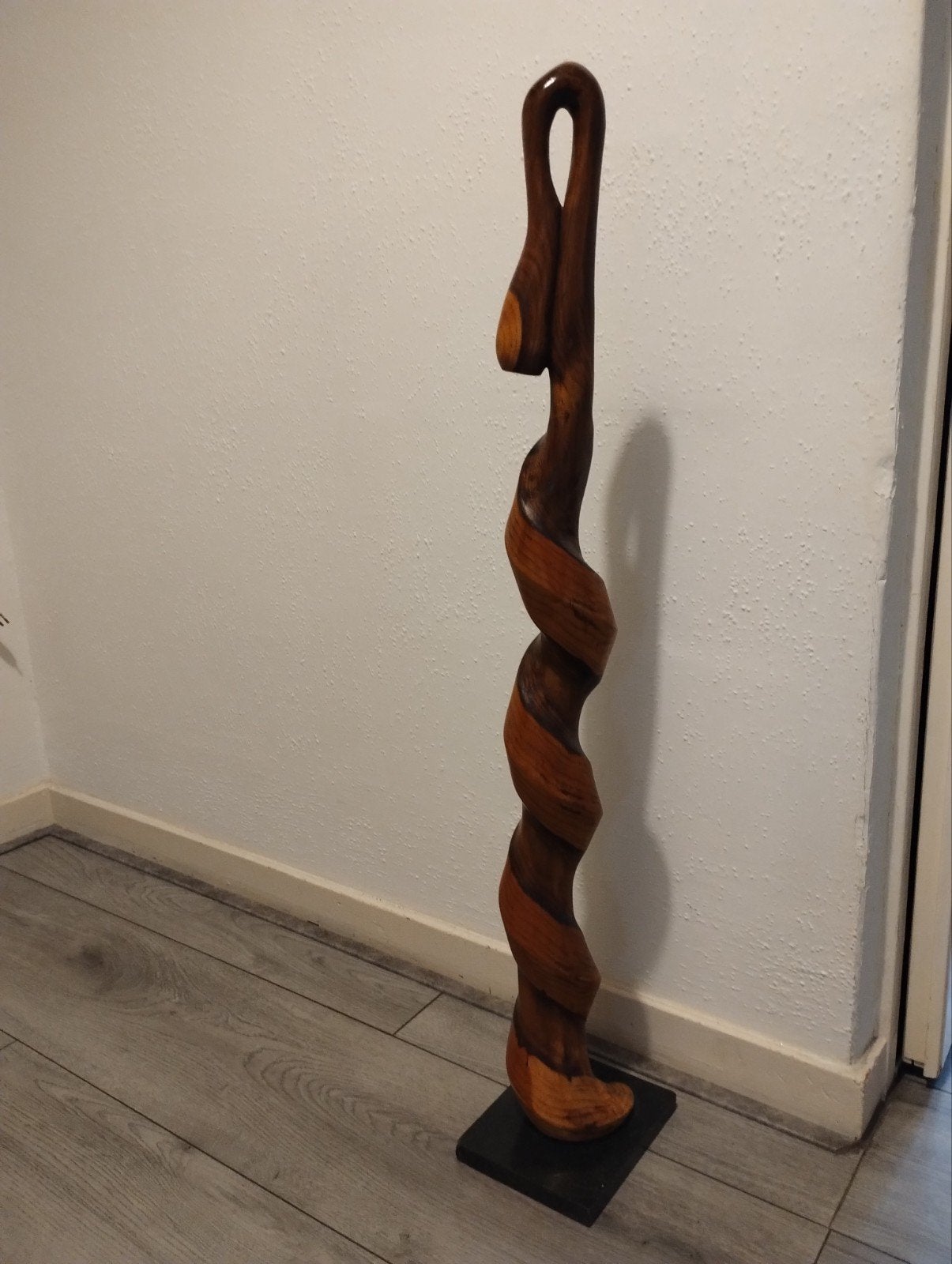 Houten beeld apart, Ophalen