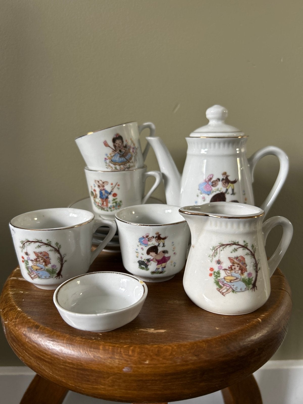 Vintage kinderserviesje met schattige illustraties, Ophalen of Verzenden