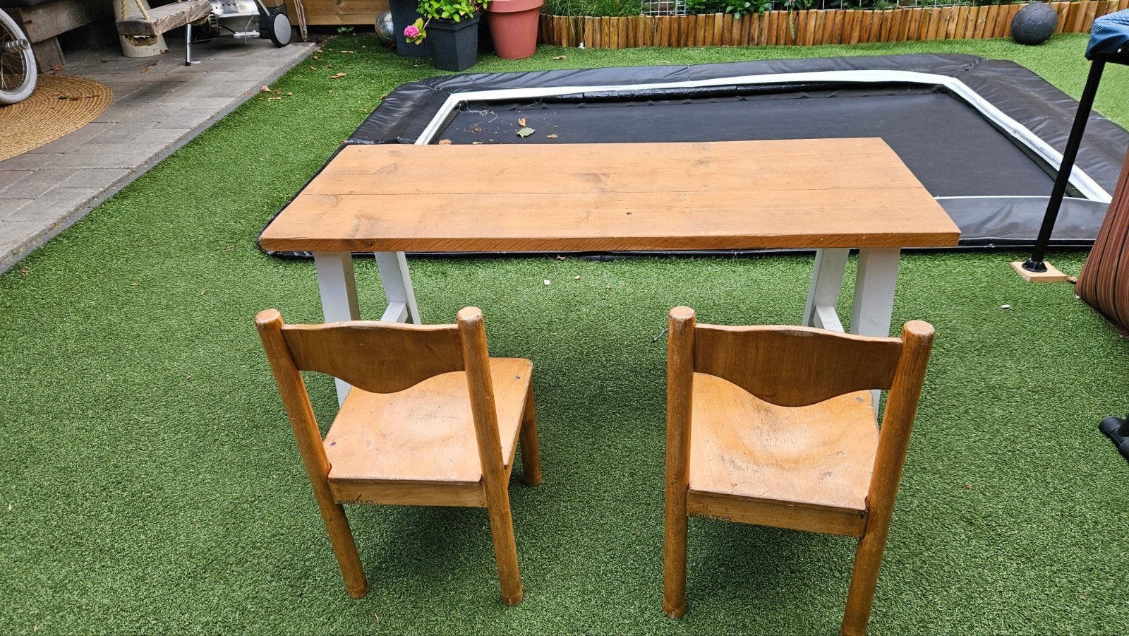 Kinder speeltafel met 2 houten stoeltjes - 120x50x50 cm, Ophalen, Gebruikt